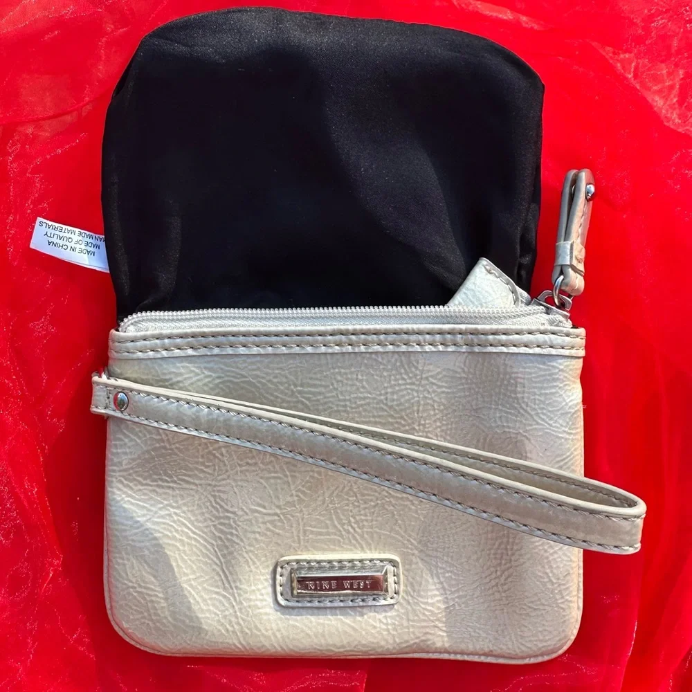 Nine West Wristlet - cream & gold